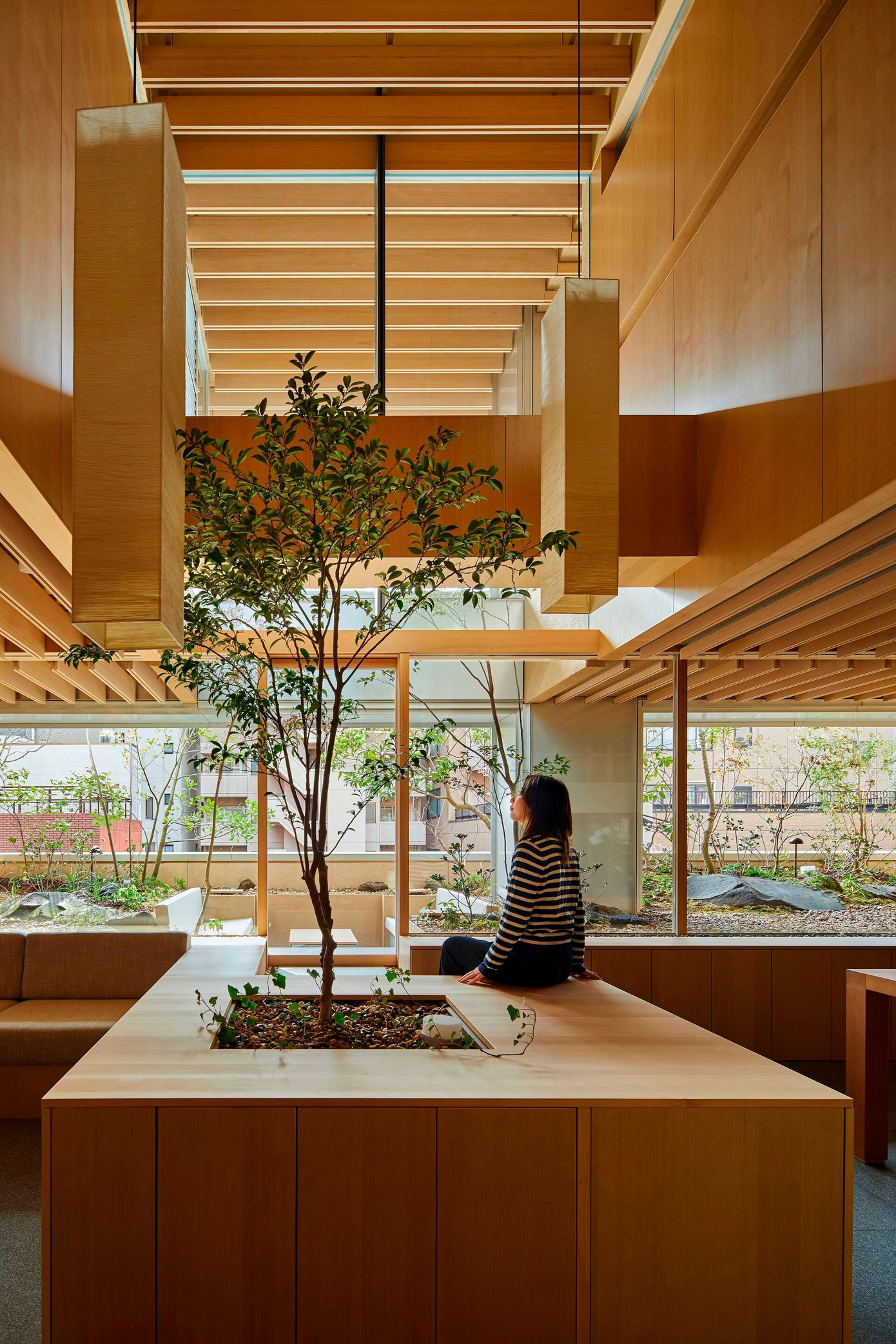 Đồ dùng trong nhà chủ yếu sử dụng vật liệu gỗ tự nhiên được trang trí theo phong cách tối giản, nhẹ nhàng đậm chất Nhật Bản.