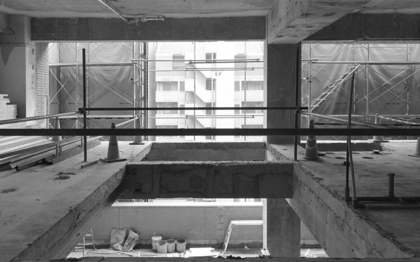 Trong hình là các trụ bê tông RC ở phía trước được tháo dỡ để tạo không gian cho khoảng thông tầng.