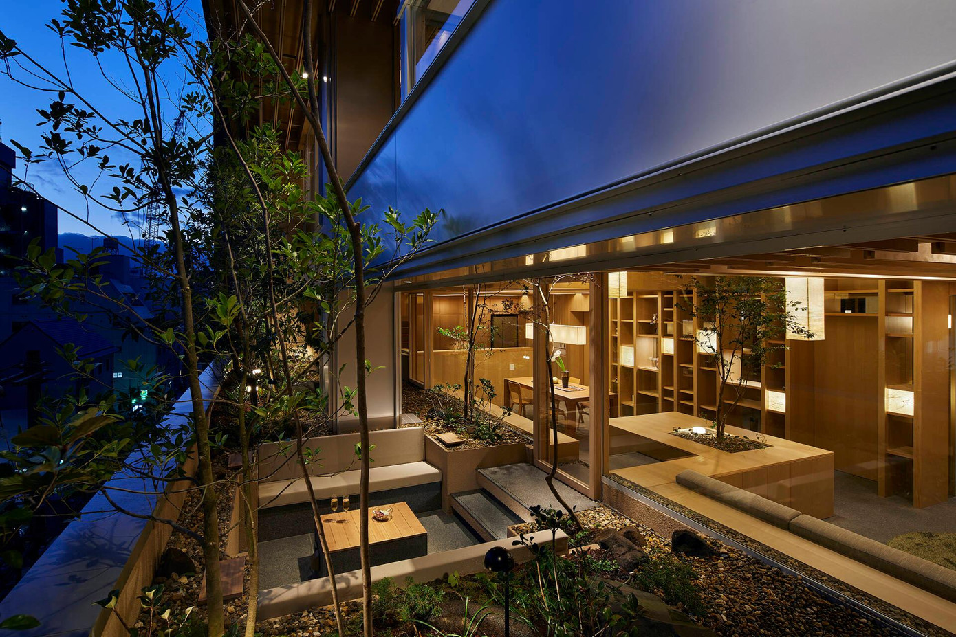 Điểm nhấn đặc biệt trong việc cải tạo công trình là các KTS đã tận dụng khoảng thông tầng phía trước để làm sân vườn trồng cây giúp gia chủ có không gian nghỉ ngơi, hóng gió và làm nơi thưởng trà, hàn huyên khi bạn bè đến chơi dịp đầu năm.