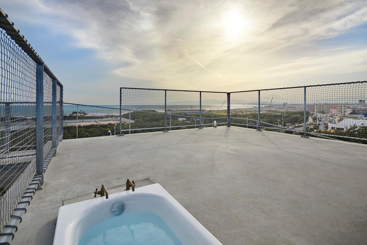 Sân thượng vừa là nơi ngắm cảnh vừa là chỗ đặt bồn tắm lộ thiên, đem lại cảm giác trải nghiệm và hưởng thụ thú vị cho người ở. Sân thượng vừa là nơi ngắm cảnh vừa là chỗ đặt bồn tắm lộ thiên, đem lại cảm giác trải nghiệm và hưởng thụ thú vị cho người ở.