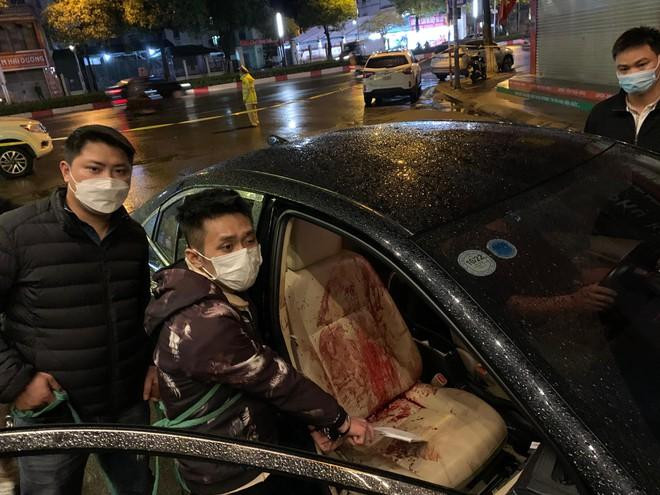 Đối tượng dùng dao chặt thịt chém gây thương tích rất nặng cho lái xe taxi để cướp tài sản. Đối tượng dùng dao chặt thịt chém gây thương tích rất nặng cho lái xe taxi để cướp tài sản.