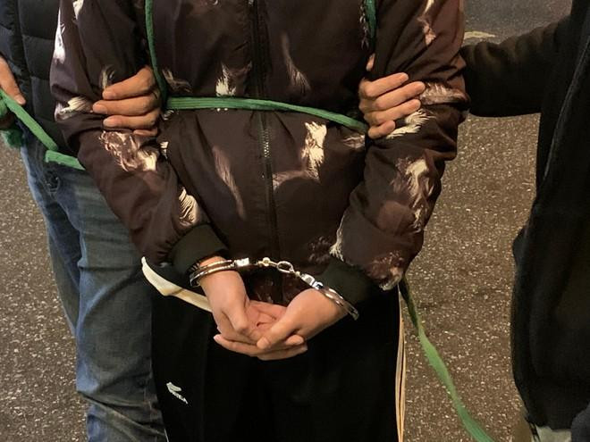 Ngay trong đêm 16/1, đối tượng đã bị đưa ra thực nghiệm hiện trường vụ án để hoàn tất hồ sơ xử lý nghiêm. Ngay trong đêm 16/1, đối tượng đã bị đưa ra thực nghiệm hiện trường vụ án để hoàn tất hồ sơ xử lý nghiêm.