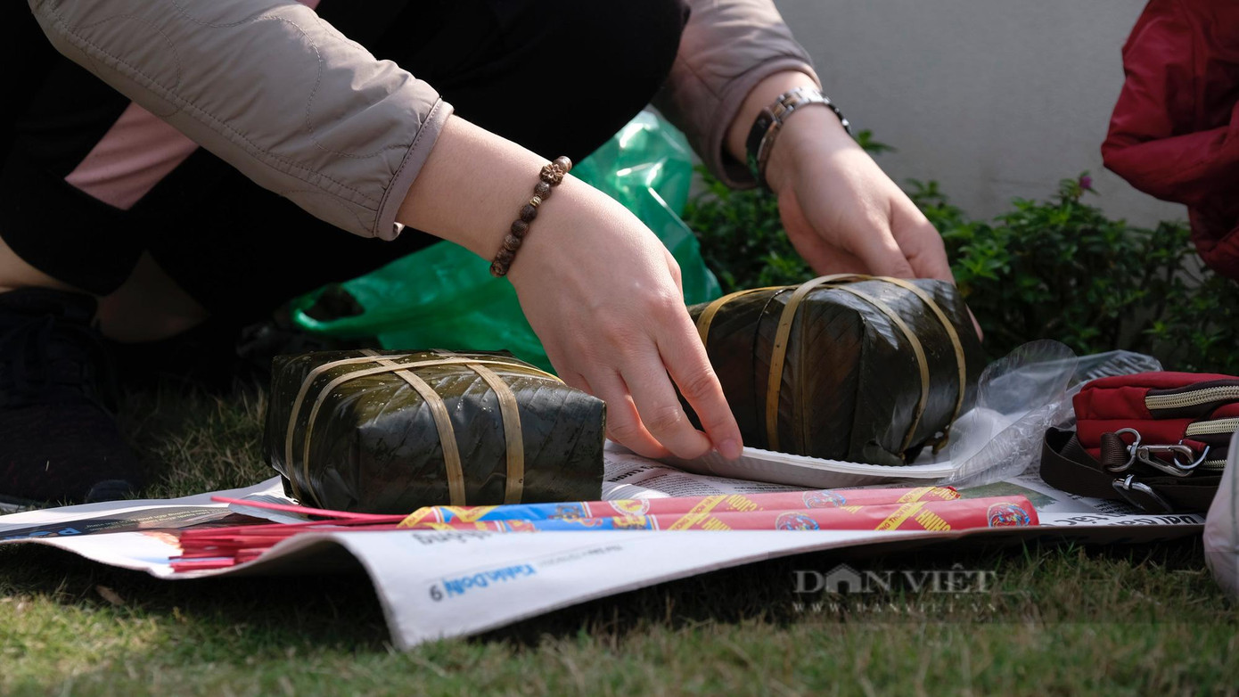 Người dân chuẩn bị bánh chưng... trong mâm cúng lễ. Ảnh: Gia Khiêm Người dân chuẩn bị bánh chưng... trong mâm cúng lễ. Ảnh: Gia Khiêm