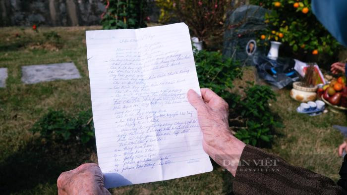 Bà Loan chuẩn bị bài cúng ghi lại toàn bộ hoạt động của gia đình để báo cáo cha mẹ đã khuất. Ảnh: Gia Khiêm Bà Loan chuẩn bị bài cúng ghi lại toàn bộ hoạt động của gia đình để báo cáo cha mẹ đã khuất. Ảnh: Gia Khiêm