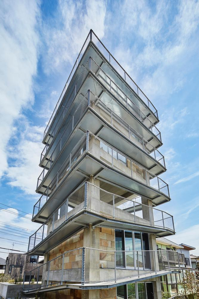 Ngôi nhà này có kết cấu đơn giản, gồm 5 tầng bê tông thô kết hợp với khung lưới thép và 6 tầng mái dốc bằng thép dài. Ngôi nhà này có kết cấu đơn giản, gồm 5 tầng bê tông thô kết hợp với khung lưới thép và 6 tầng mái dốc bằng thép dài.