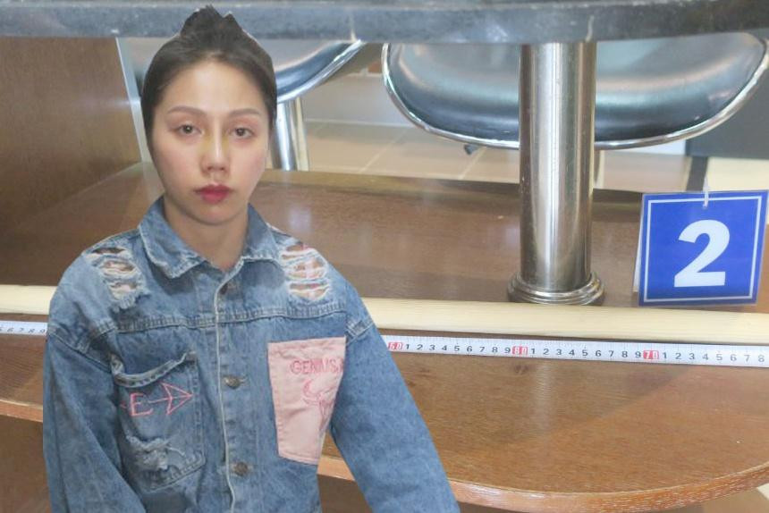 Bị can Trang và chiếc gậy gỗ dài 90 cm liên quan vụ án. Ảnh: Công an cung cấp. Bị can Trang và chiếc gậy gỗ dài 90 cm liên quan vụ án. Ảnh: Công an cung cấp.