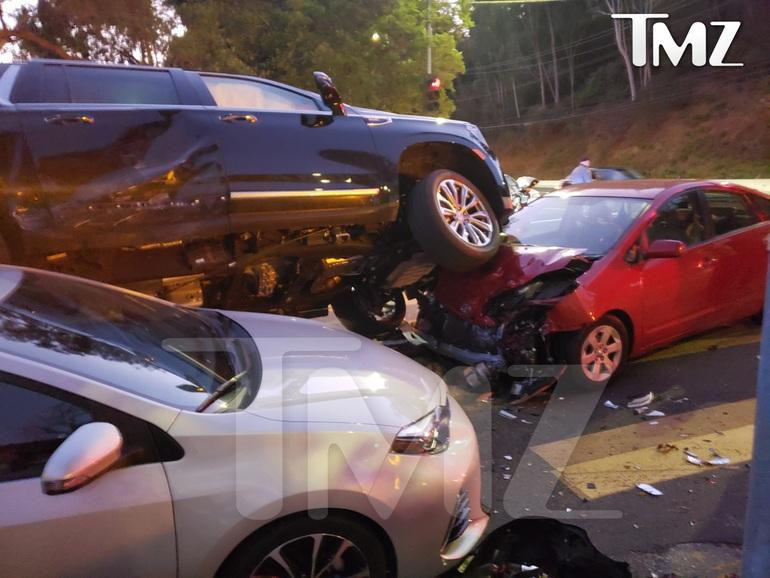 Vụ việc xảy ra trên một đoạn đường ở khu dân cư Brentwood, thành phố Los Angeles, Mỹ, vào tối thứ 6 vừa qua theo giờ Mỹ (Ảnh: TMZ). Vụ việc xảy ra trên một đoạn đường ở khu dân cư Brentwood, thành phố Los Angeles, Mỹ, vào tối thứ 6 vừa qua theo giờ Mỹ (Ảnh: TMZ).