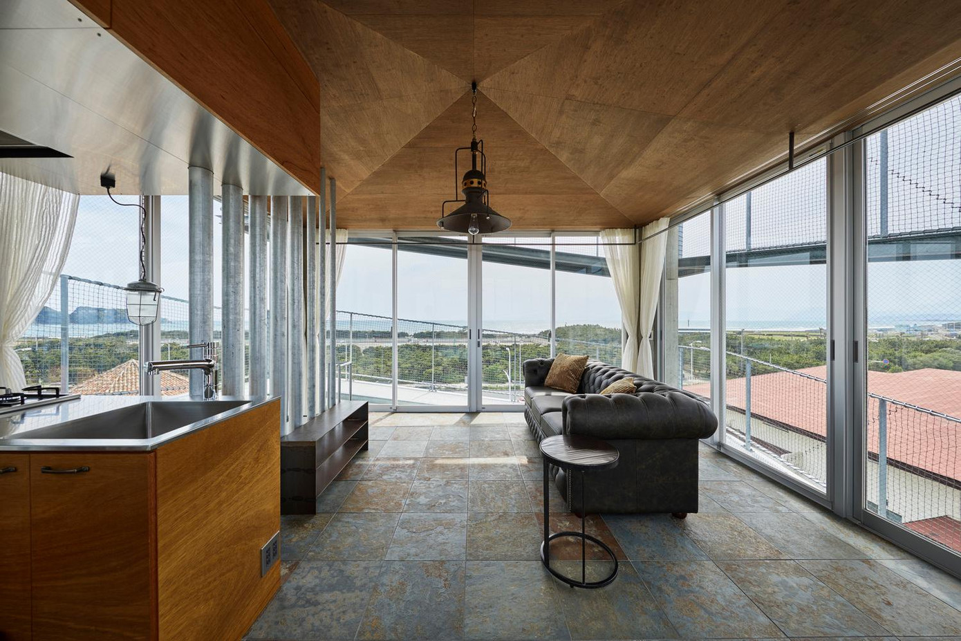 Không gian phòng khách và bếp với view nhìn ra biển. Không gian phòng khách và bếp với view nhìn ra biển.