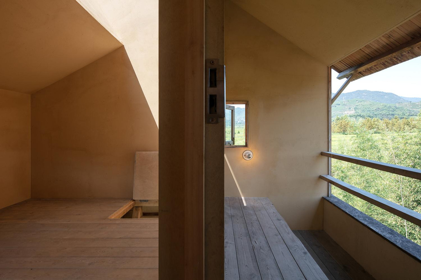 Bên trong ngôi nhà có một bức tường chia không gian thành 2 phần, 1 phần hướng vào trong và phần còn lại hướng ra ngoài. Bên trong ngôi nhà có một bức tường chia không gian thành 2 phần, 1 phần hướng vào trong và phần còn lại hướng ra ngoài.