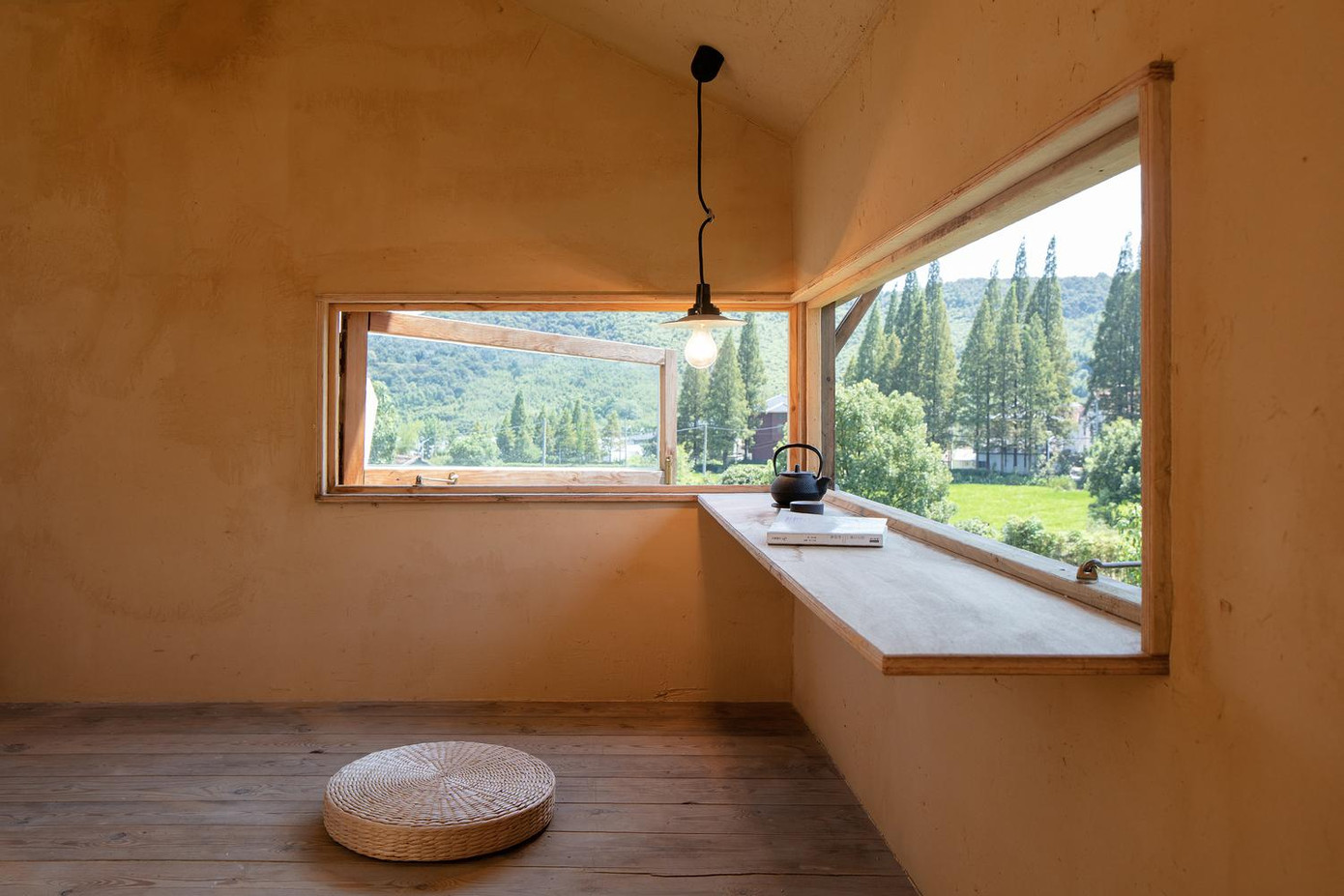 Các cửa trong nhà đều là cửa kính để ánh sáng có thể len lỏi vào mọi ngóc ngách trong nhà, giúp tiết kiệm điện năng. Cửa sổ được bố trí kệ gỗ dài để người ở có thể ngồi đọc sách, uống trà. Các cửa trong nhà đều là cửa kính để ánh sáng có thể len lỏi vào mọi ngóc ngách trong nhà, giúp tiết kiệm điện năng. Cửa sổ được bố trí kệ gỗ dài để người ở có thể ngồi đọc sách, uống trà.