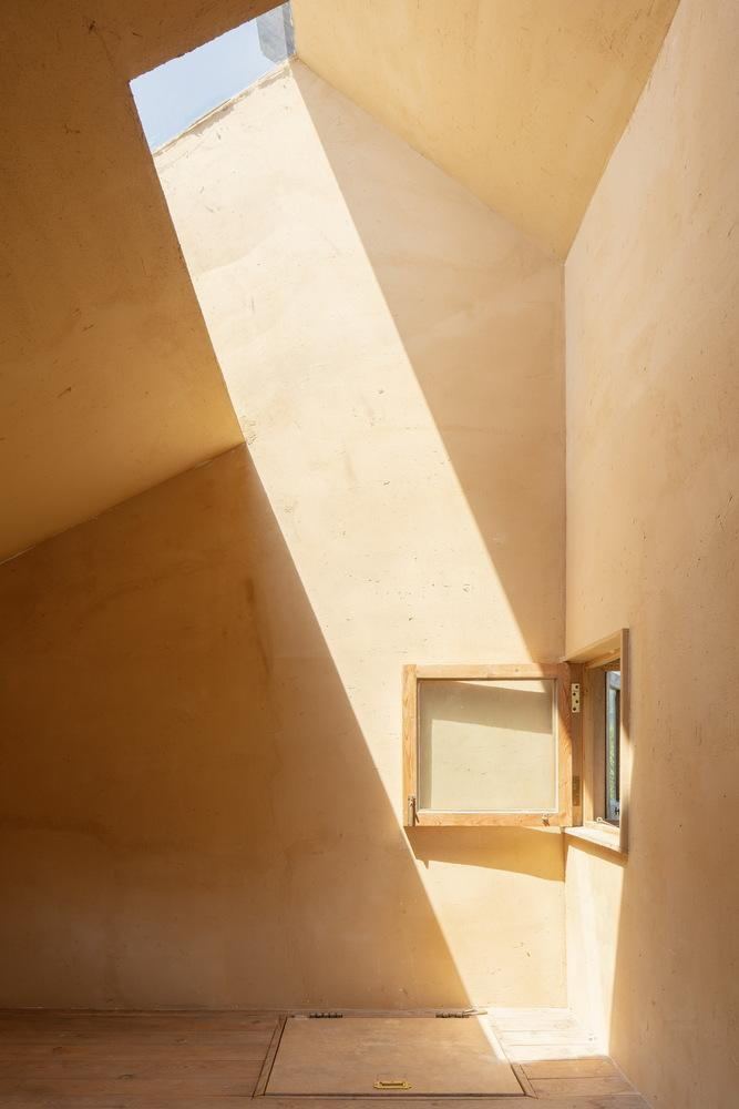 Giữa nhà có một giếng trời để cung cấp ánh sáng và điều hòa không khí cho không gian trong nhà. Giữa nhà có một giếng trời để cung cấp ánh sáng và điều hòa không khí cho không gian trong nhà.