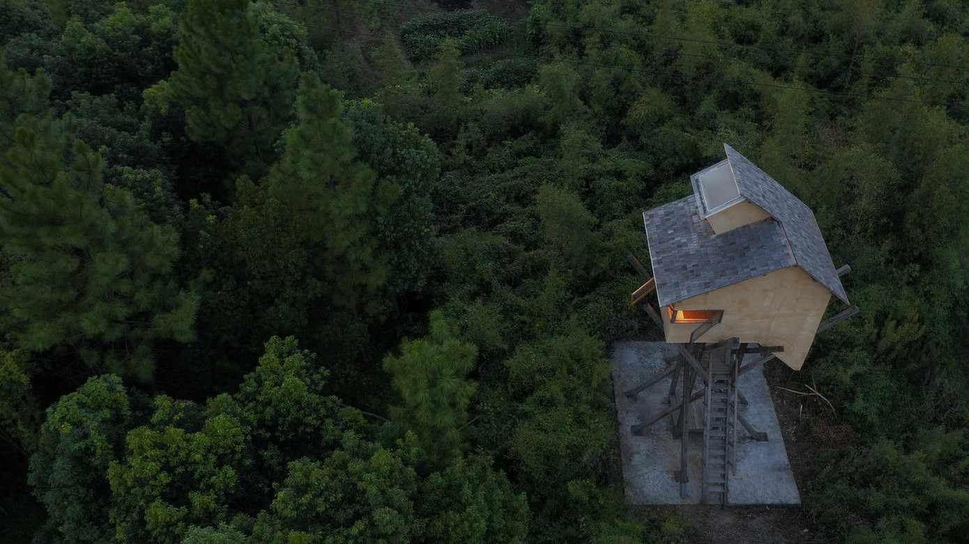 Mái của ngôi nhà là hệ mái dốc kép được cải tạo lại để tránh lại sự thay đổi của thời tiết. Mái của ngôi nhà là hệ mái dốc kép được cải tạo lại để tránh lại sự thay đổi của thời tiết.