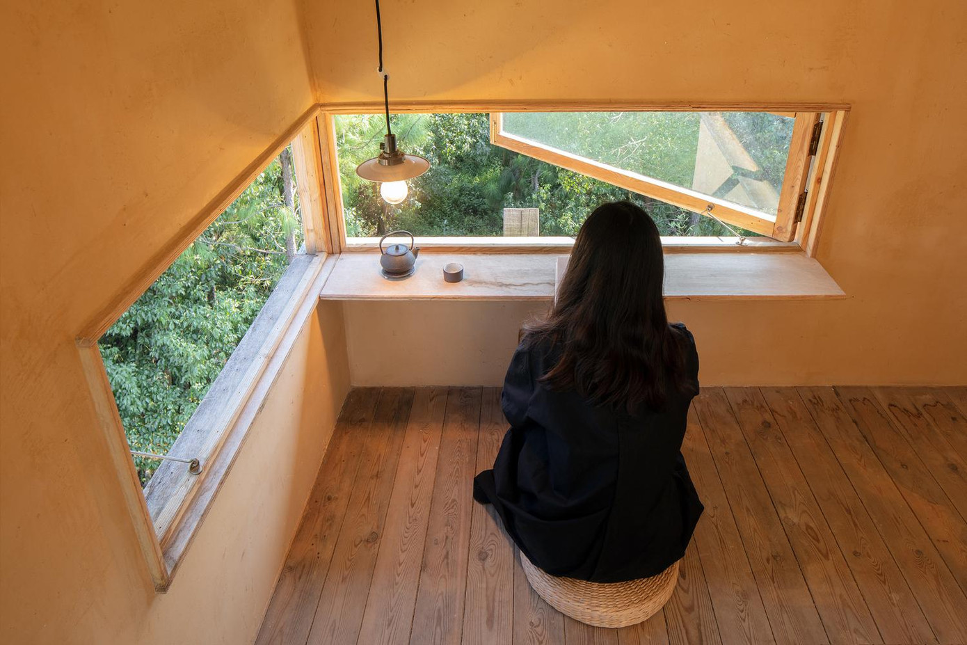 Các ngôi nhà có diện tích 12m2, tọa lạc ở vị trí cách mặt đất khoảng 6m, nhiều người còn đùa rằng đây là nơi “trốn Tết” lý tưởng nếu không “ mang được gì về cho mẹ dịp cuối năm”. Các ngôi nhà có diện tích 12m2, tọa lạc ở vị trí cách mặt đất khoảng 6m, nhiều người còn đùa rằng đây là nơi “trốn Tết” lý tưởng nếu không “ mang được gì về cho mẹ dịp cuối năm”.