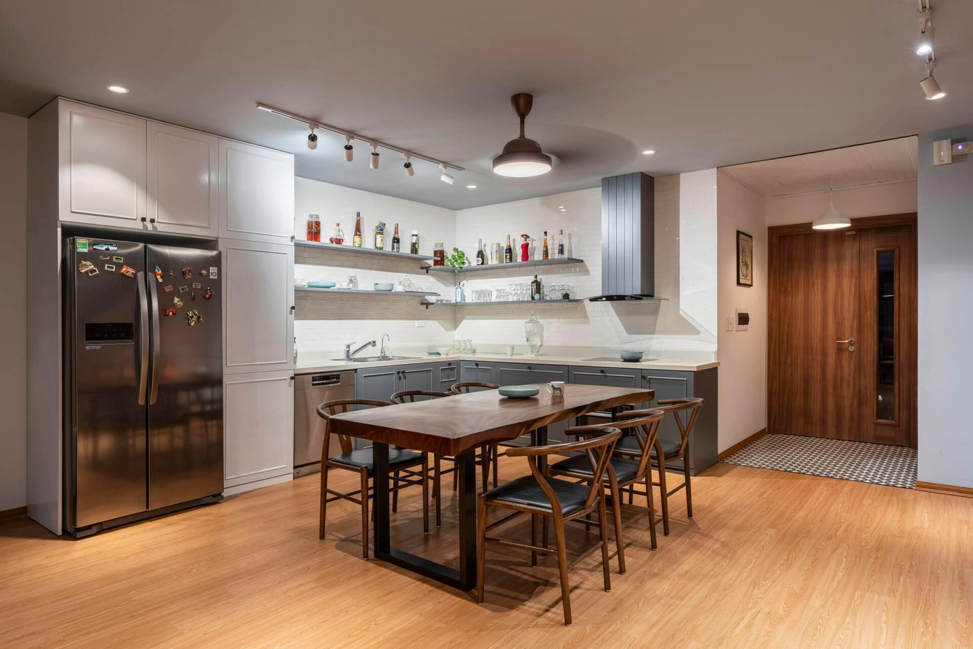 Phòng bếp - ăn rộng thoáng với hệ tủ bếp màu xanh - trắng, đem đến nhiều cảm hứng nấu nướng cho gia chủ.