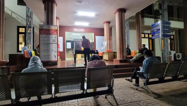 Người dân đến sớm bộ phận một cửa để làm hồ sơ về đất đai.