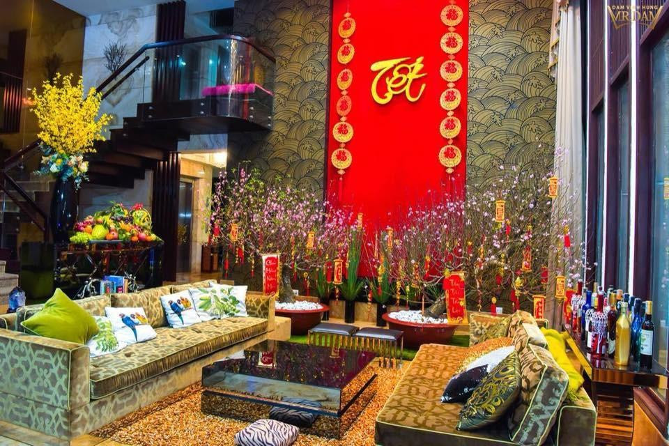 Nếu phòng khách của căn hộ mang tông trắng thì gia chủ có thể phủ đỏ cho chiếc sofa, hay câu đối đỏ lớn trên tường để giúp không gian rực rỡ và ấm áp hơn.