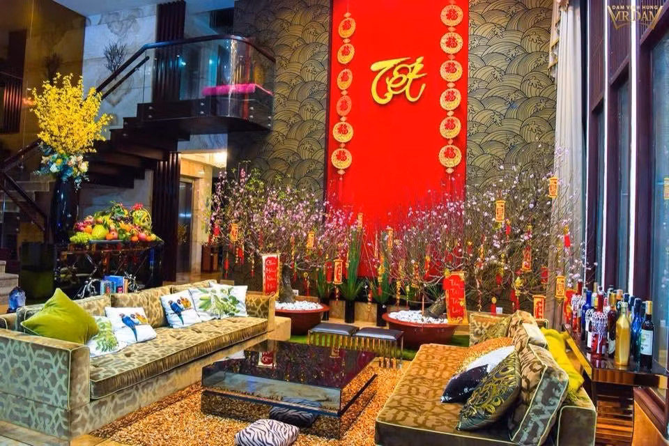 Nếu phòng khách của căn hộ mang tông trắng thì gia chủ có thể phủ đỏ cho chiếc sofa, hay câu đối đỏ lớn trên tường để giúp không gian rực rỡ và ấm áp hơn.