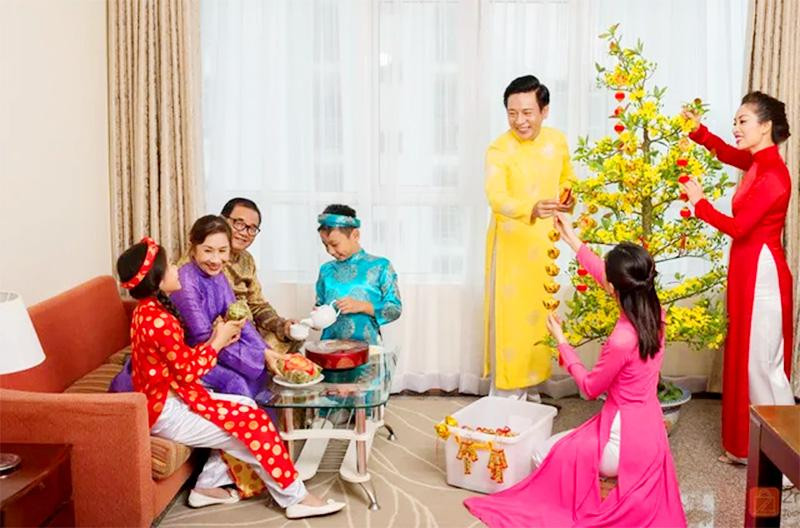 Tết là thời điểm mà tất cả người thân cùng quây quần bên mâm cơm hay đơn giản là ngồi bên nhau nơi phòng khách, do đó gia chủ có thể đặt các bình hoa lớn như lan, tuyết mai, đào, mai, hoa ly trong phòng khách căn hộ bởi nó tượng trưng cho sự may mắn và tươi trẻ cho năm mới.