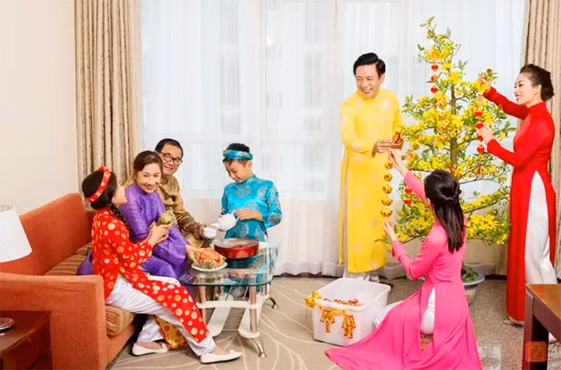 Tết là thời điểm mà tất cả người thân cùng quây quần bên mâm cơm hay đơn giản là ngồi bên nhau nơi phòng khách, do đó gia chủ có thể đặt các bình hoa lớn như lan, tuyết mai, đào, mai, hoa ly trong phòng khách căn hộ bởi nó tượng trưng cho sự may mắn và tươi trẻ cho năm mới.