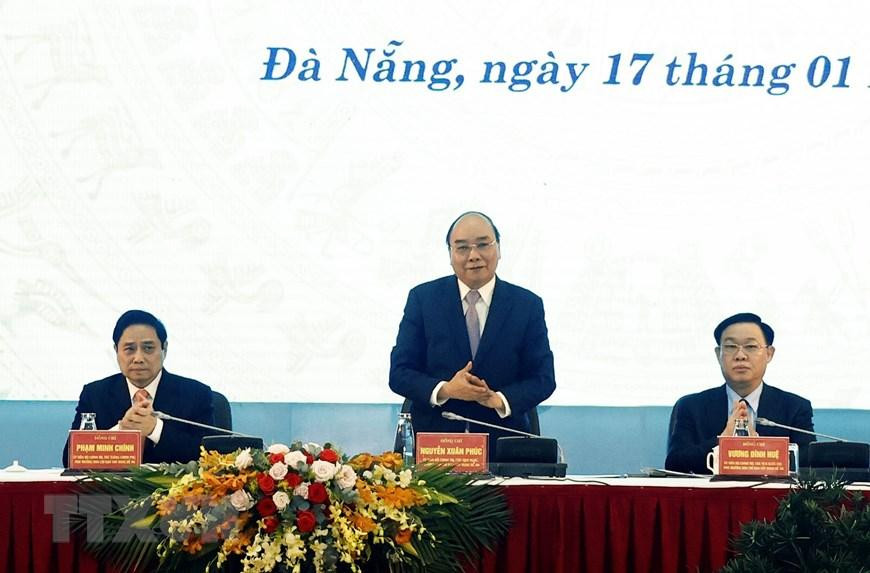 Chủ tịch nước Nguyễn Xuân Phúc - Trưởng Ban Chỉ đạo cải cách Tư pháp Trung ương, Trưởng Ban Chỉ đạo xây dựng Đề án cùng Thủ tướng Phạm Minh Chính - Phó Trưởng Ban Chỉ đạo; Chủ tịch Quốc hội Vương Đình Huệ - Phó Trưởng Ban Chỉ đạo đồng chủ trì hội thảo. (Ảnh: Thống Nhất/TTXVN)