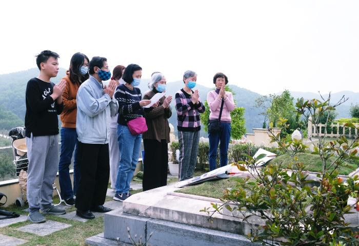 Gia đình bà Loan (ở giữa) viếng mộ phần, mời gia tiên về đón Tết. Ảnh: Gia Khiêm Gia đình bà Loan (ở giữa) viếng mộ phần, mời gia tiên về đón Tết. Ảnh: Gia Khiêm