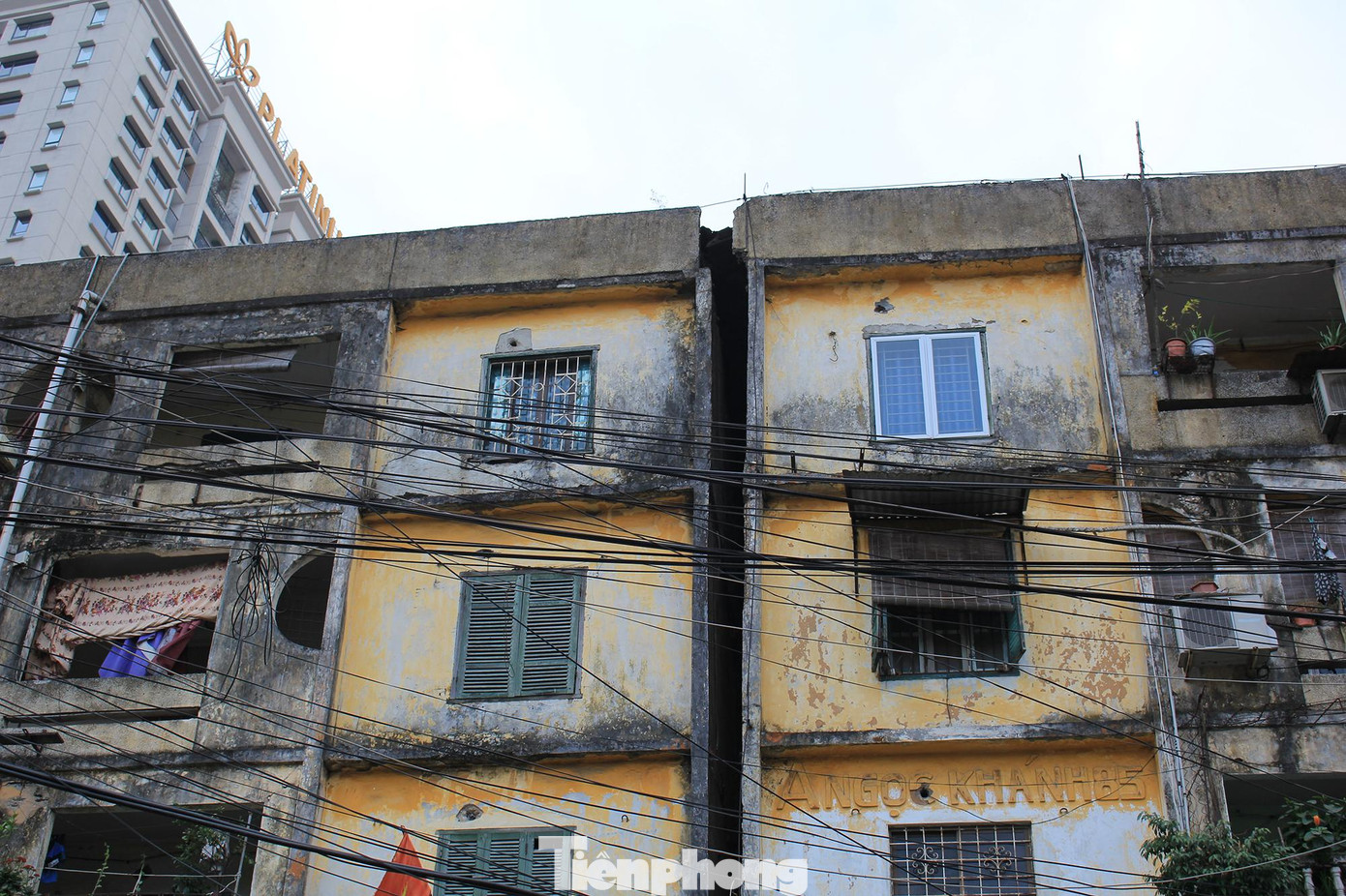 Công trình nhà A tập thể Ngọc Khánh gồm 2 đơn nguyên 5 tầng được xây dựng từ những năm 80 của thế kỷ trước để cấp cho công nhân viên của Công ty xây dựng nhà ở Hà Nội. Do việc sụt lún nên 2 đơn nguyên của nhà A tập thể Ngọc Khánh tách rời ra một khoảng.