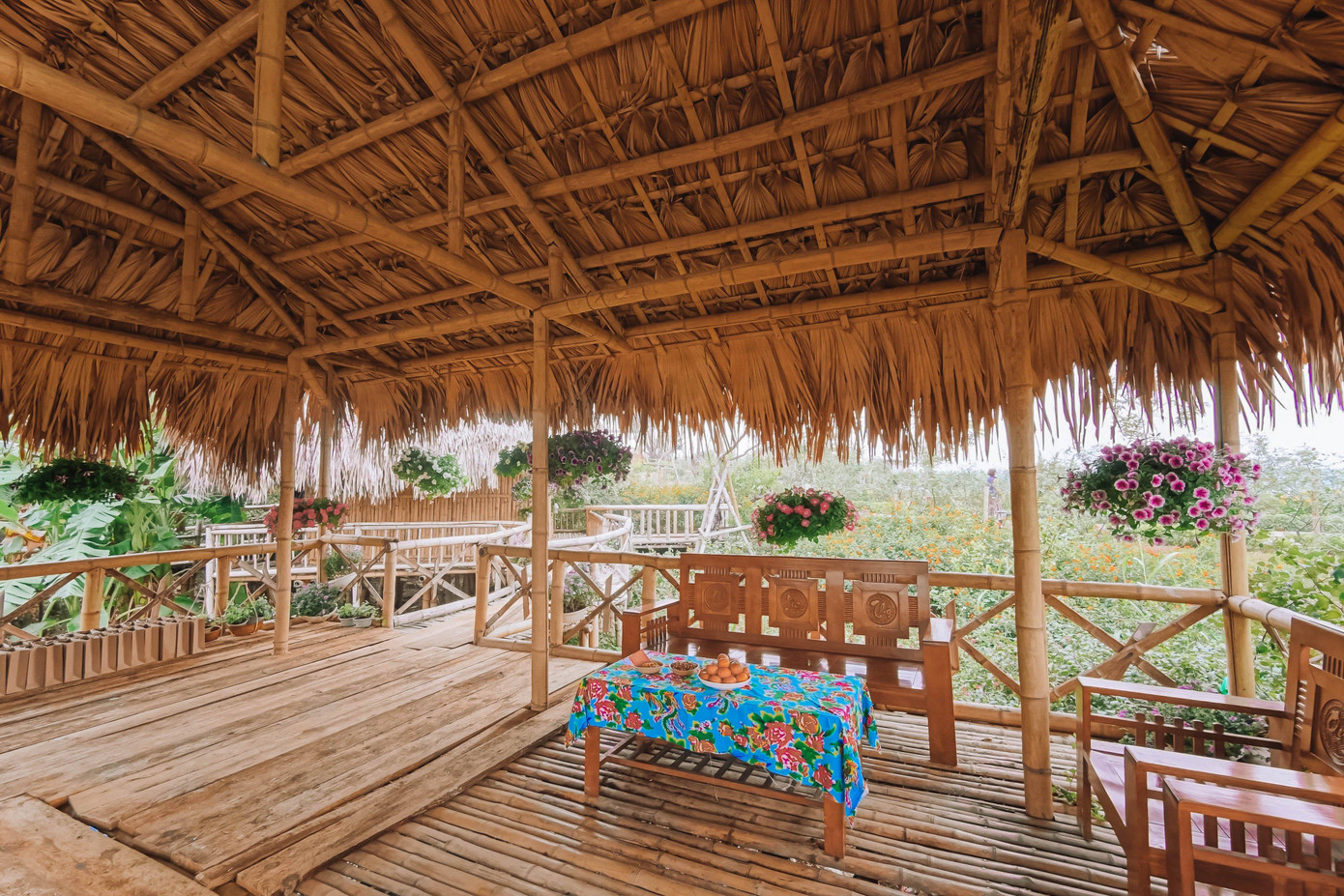 Các công trình trong Khu du lịch thôn Anh An hoàn toàn sử dụng vật liệu thuần tự nhiên như gỗ, tre, trúc, lá cọ.