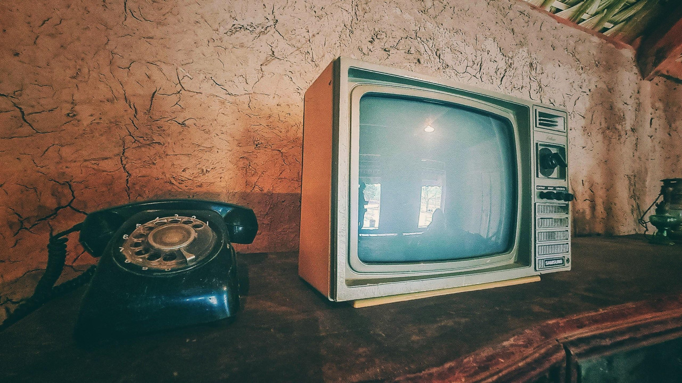 Trong nhà bày biện đơn sơ với bộ ghế gỗ họa tiết chăn con công, ti vi đen trắng, điện thoại quay số, đèn dầu,... những đồ vật đặc trưng của các gia đình Việt ở những năm thập niên 1990 - tất cả những vật dụng này là cả tâm huyết mà chủ nhân khu du lịch này lặn lội kiếm tìm.