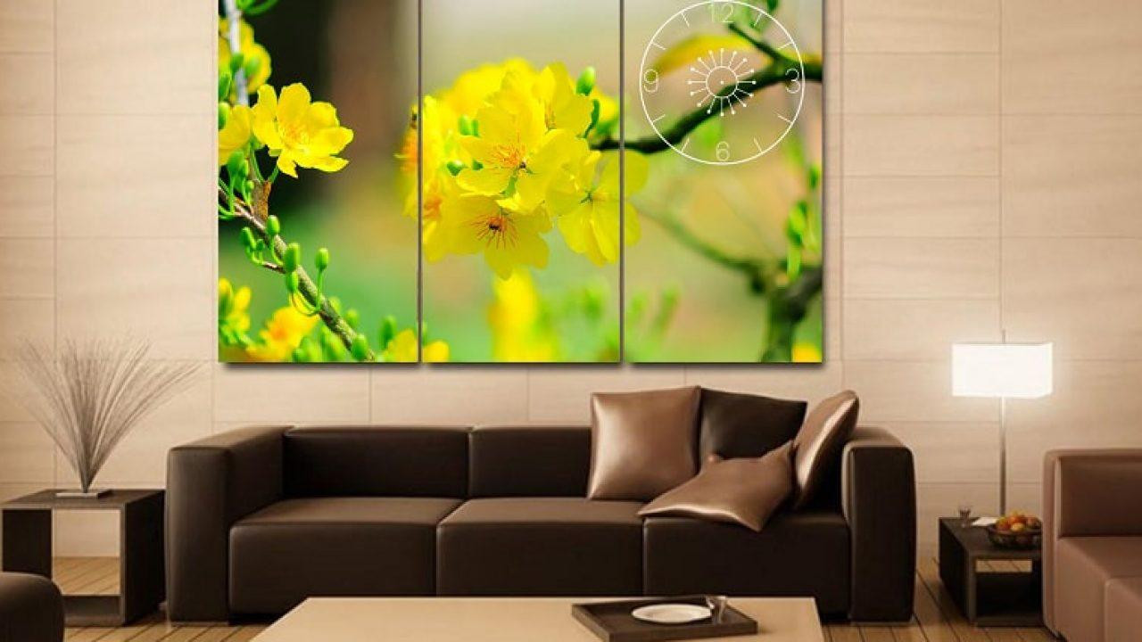 Nếu bạn muốn mang đến cho phòng khách căn hộ sự sang trọng, ấm cúng ngày Tết thì có thể sử dụng tranh treo tường, bởi vì chúng là sự kết hợp giữa nghệ thuật và sự tỉ mỉ, kì công của người tạo nên.