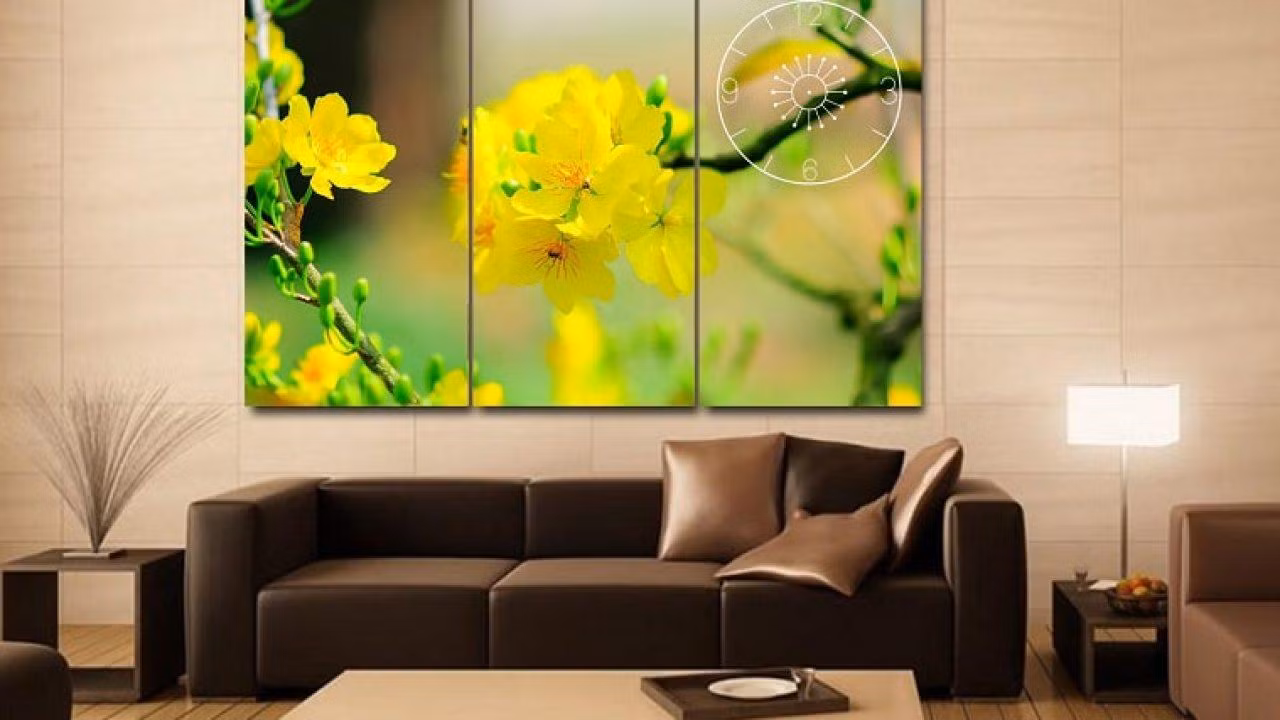Nếu bạn muốn mang đến cho phòng khách căn hộ sự sang trọng, ấm cúng ngày Tết thì có thể sử dụng tranh treo tường, bởi vì chúng là sự kết hợp giữa nghệ thuật và sự tỉ mỉ, kì công của người tạo nên.