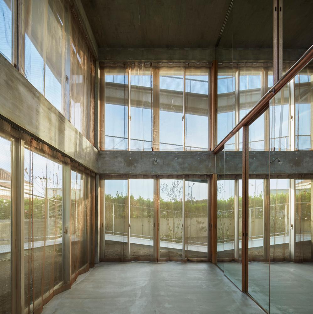 Các cửa trong nhà là hệ cửa trượt có thể mở ra đóng vào để thông gió, tạo ra một kết nối phức tạp nhưng xuyên suốt giữa bên trong và bên ngoài và giữa các tầng với nhau. Các cửa trong nhà là hệ cửa trượt có thể mở ra đóng vào để thông gió, tạo ra một kết nối phức tạp nhưng xuyên suốt giữa bên trong và bên ngoài và giữa các tầng với nhau.