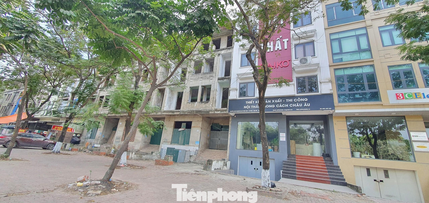 Dãy shophouse ở đường gom đại lộ Thăng Long (Hoài Đức, Hà Nội) mới xây dựng xong phần thô, bỏ không nhiều năm vì không thể cho thuê hay chuyển nhượng lại nên tường xám xịt, có nơi bong tróc vôi vữa tạo nên diện mạo nhếch nhác.