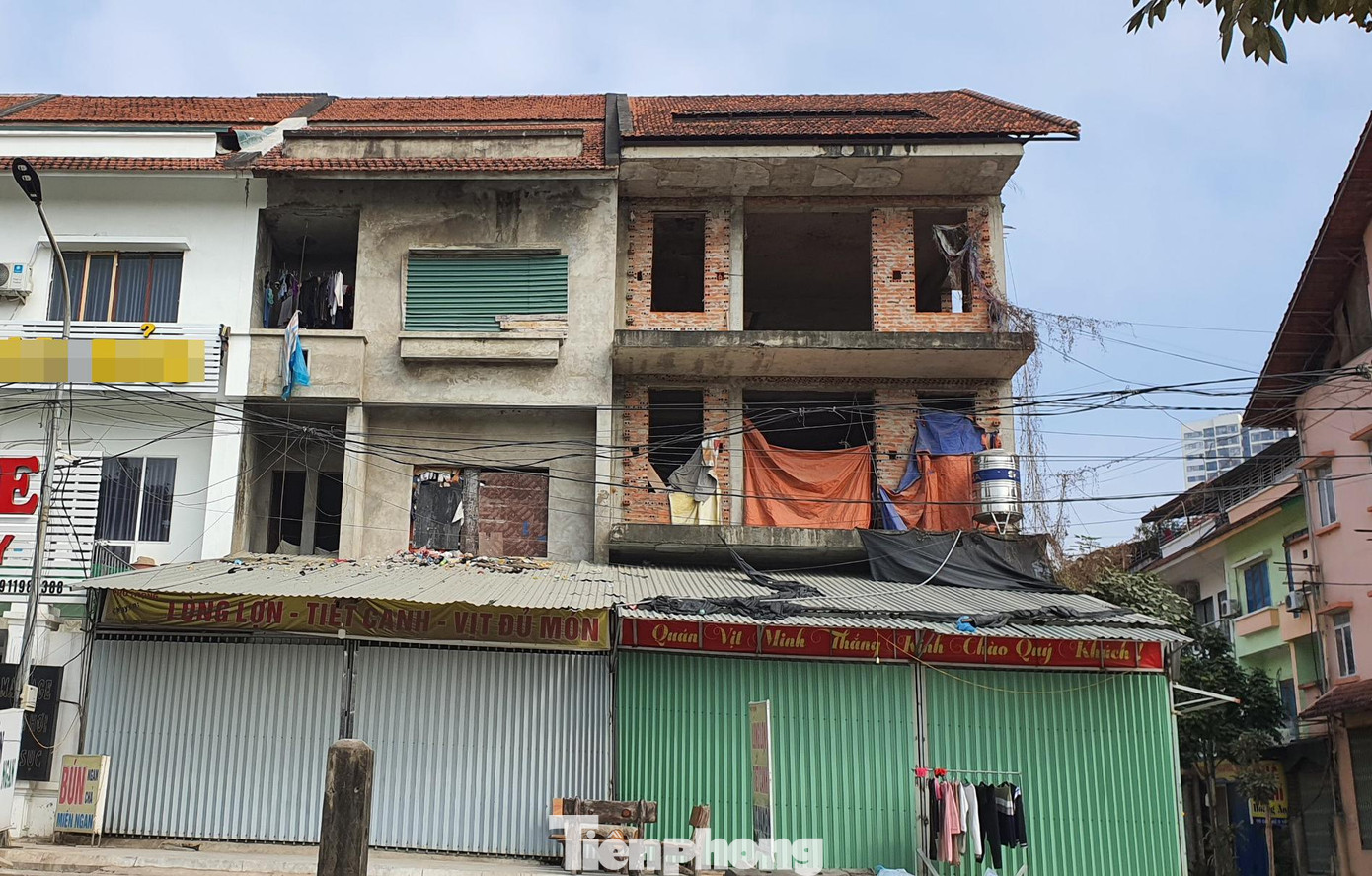 Thực trạng ế ẩm của nhiều dãy shophouse, nhà phố liền kề tại các khu đô thị khiến nhiều người ngao ngán.