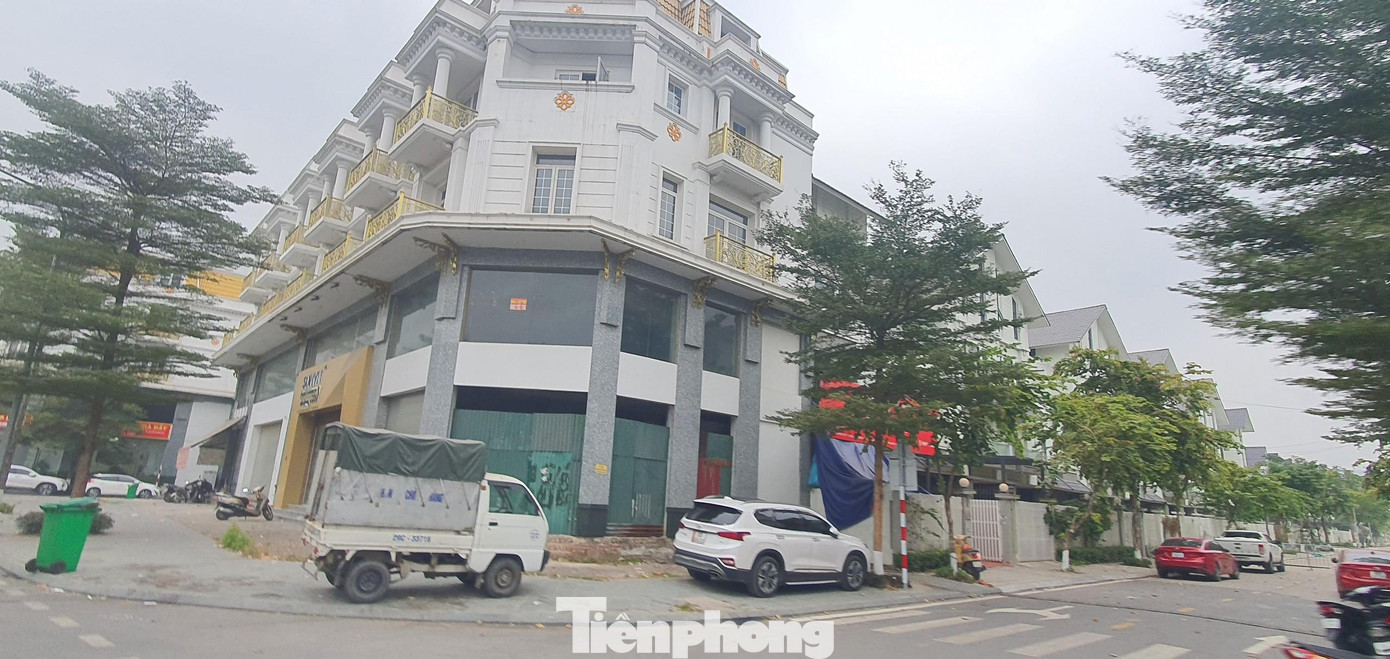 Các dãy shophouse hai bên đường Lê Trọng Tấn (Hoài Đức, Hà Nội) treo biển cho thuê hàng năm nhưng vẫn không có người hỏi.