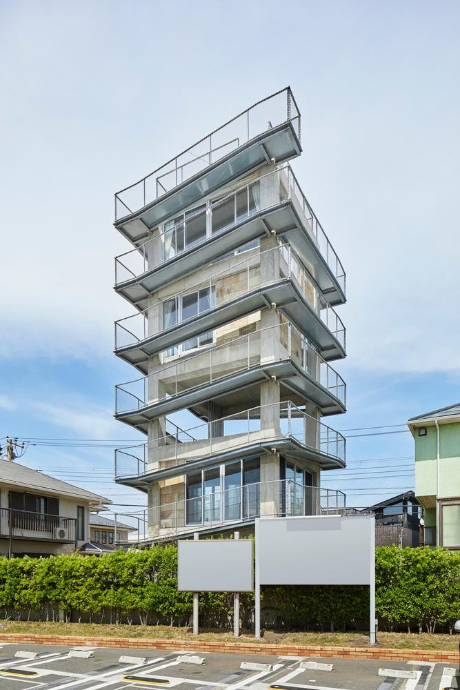 Các lan can có tác dụng đảm bảo an toàn. Ngoài ra nó còn trở thành một tấm bịt mắt cấm đường nhìn từ mặt đất để đảm bảo sự riêng tư cho người ở. Các lan can có tác dụng đảm bảo an toàn. Ngoài ra nó còn trở thành một tấm bịt mắt cấm đường nhìn từ mặt đất để đảm bảo sự riêng tư cho người ở.