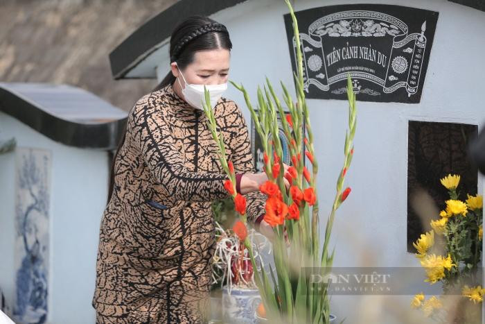 Lo ngại tập trung đông đúc trong bối cảnh dịch Covid-19, nhiều người Hà Nội đã tranh thủ đi tảo mộ, mời gia tiên về đón Tết sớm Lo ngại tập trung đông đúc trong bối cảnh dịch Covid-19, nhiều người Hà Nội đã tranh thủ đi tảo mộ, mời gia tiên về đón Tết sớm