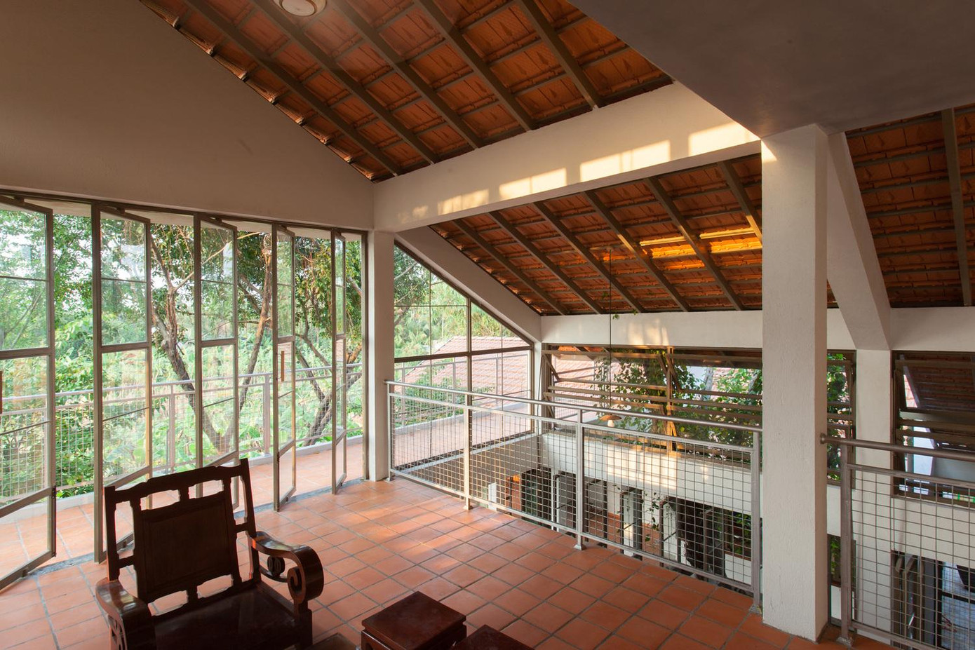 Ngôi nhà hoàn toàn sử dụng kỹ thuật xây dựng truyền thống và làm cửa thủ công. Vì thế tùy vào các vị trí khác nhau trong nhà với mục đích đích sử dụng khác nhau mà KTS bố trí cửa xếp, cửa kéo, cửa quay, cửa lật.