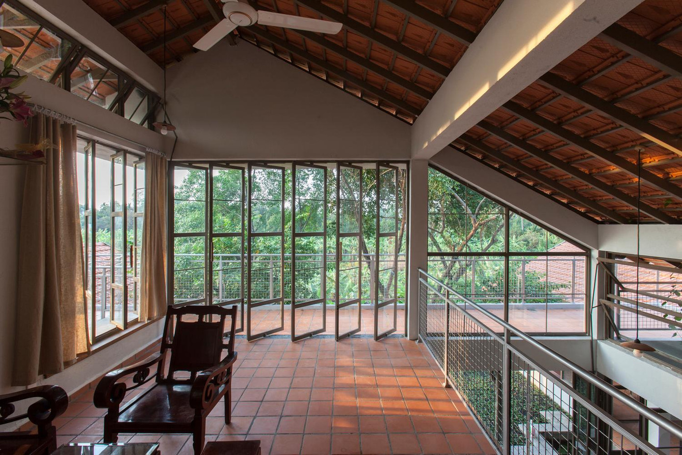 Gạch lát nền, gạch ốp tường và ngói lợp được làm hoàn toàn bằng đất nung – vật liệu truyền thống của địa phương.