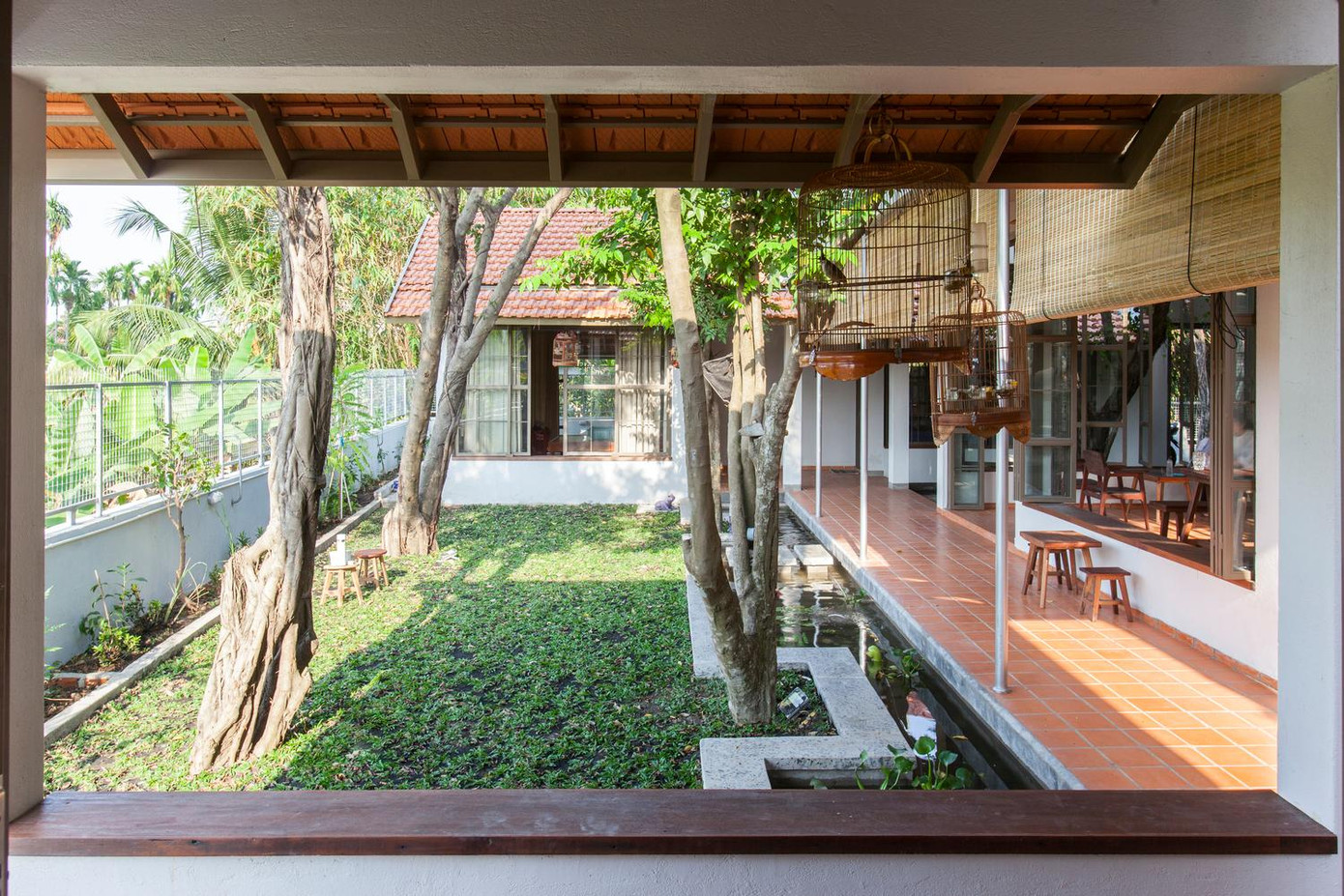 Do khu đất xây dựng Nhà Bình Dương có 3 cây khế và 9 cây nguyệt quế Ấn Độ được trồng cách đây 20 năm, cao 11 mét và có tán rộng bao phủ cả vùng đất nên nhóm KTS quyết định giữ lại tất cả những cây này vì tin rằng cây cối cũng giống như con người, chúng có linh hồn, tính cộng đồng và tiếng nói riêng.