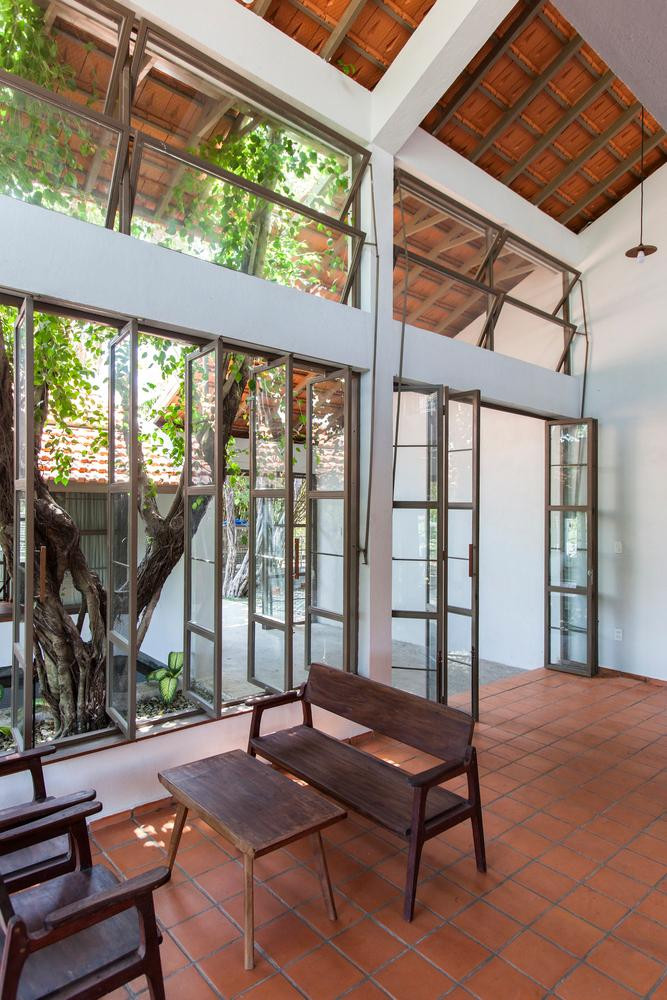 “Nhà Bình Dương dường như không có ranh giới vì cả ngôi nhà hòa vào những tán cây cao vút và hoạt động sinh hoạt thường ngày gắn kết con người với con người, con người với muông thú để mang lại cảm giác bình yên và thanh thản cho người ở”, KTS nói.
