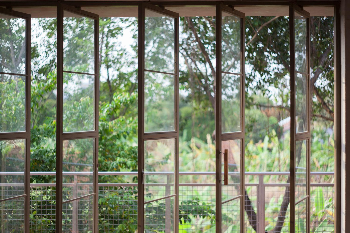 Ngôi nhà hoàn toàn sử dụng kỹ thuật xây dựng truyền thống và làm cửa thủ công. Vì thế tùy vào các vị trí khác nhau trong nhà với mục đích đích sử dụng khác nhau mà KTS bố trí cửa xếp, cửa kéo, cửa quay, cửa lật.