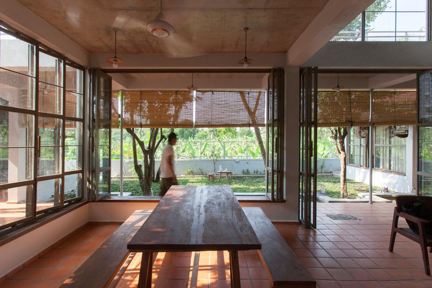 Ngôi nhà hoàn toàn sử dụng kỹ thuật xây dựng truyền thống và làm cửa thủ công. Vì thế tùy vào các vị trí khác nhau trong nhà với mục đích đích sử dụng khác nhau mà KTS bố trí cửa xếp, cửa kéo, cửa quay, cửa lật.