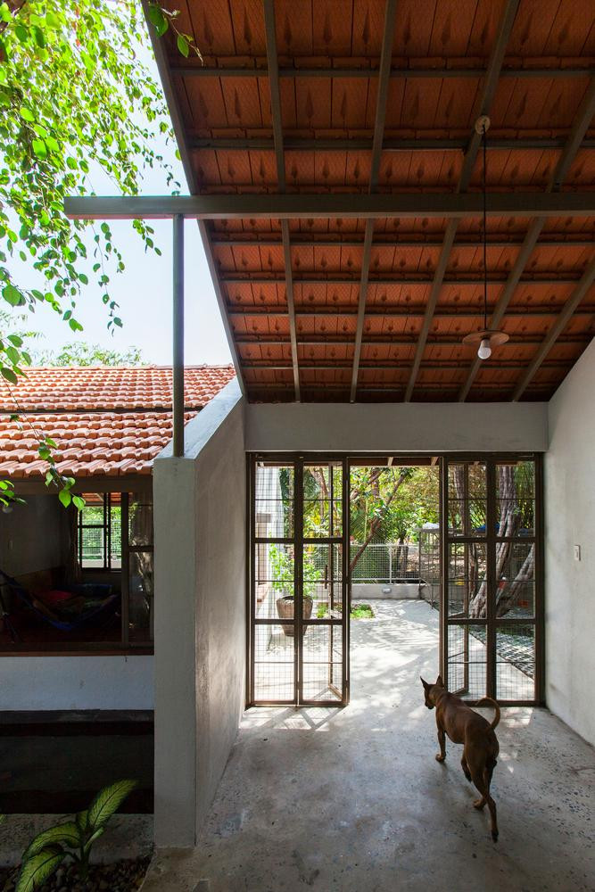 Qua khảo sát, Nhóm KTS gồm Phan Lâm Nhật Nam, Trần Cẩm Linh và chủ nhà quyết định chọn vị trí cuối khu đất vốn là nơi chứa rác và phế liệu của nhà hàng để đảm bảo sự riêng tư, yên tĩnh cho gia đình.