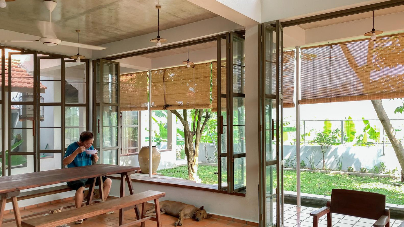 Ngôi nhà hoàn toàn sử dụng kỹ thuật xây dựng truyền thống và làm cửa thủ công. Vì thế tùy vào các vị trí khác nhau trong nhà với mục đích đích sử dụng khác nhau mà KTS bố trí cửa xếp, cửa kéo, cửa quay, cửa lật.