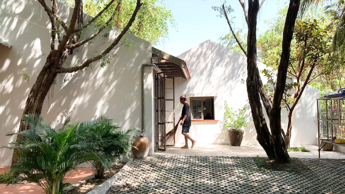 Kinh tế bị ảnh hưởng vì đại dịch COVID -19 nên một gia chủ ở Bình Dương đã bán lô đất gần trục đường chính và chọn xây nhà trong khu vườn thuộc nhà hàng riêng của gia đình ở thị xã Thuận An (Bình Dương).