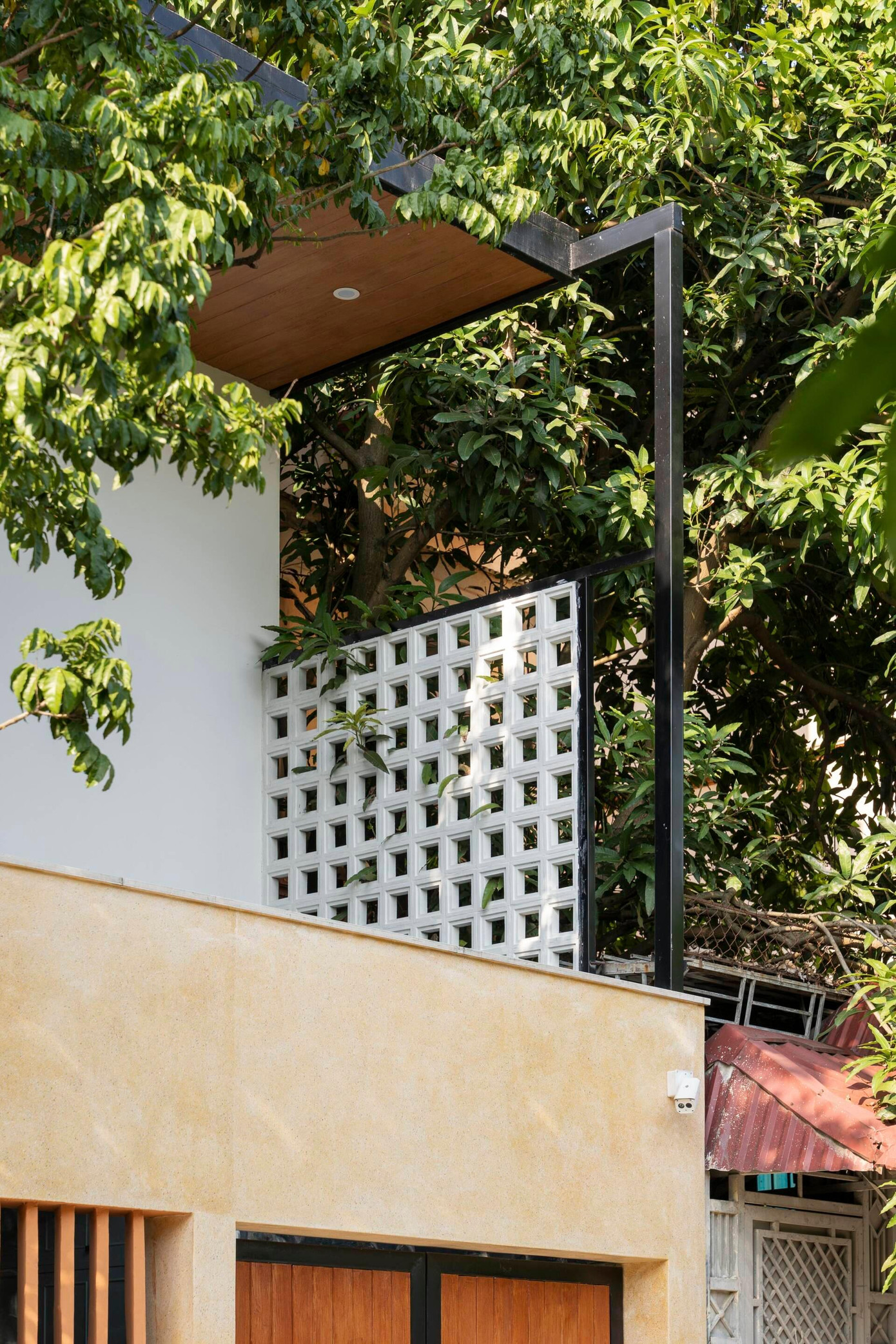 Do công trình chỉ có 2 mặt thoáng ở phía trước và phía sau nên kiến trúc sư (KTS) bố trí 2 khoảng sân vườn trước sau cho ngôi nhà.