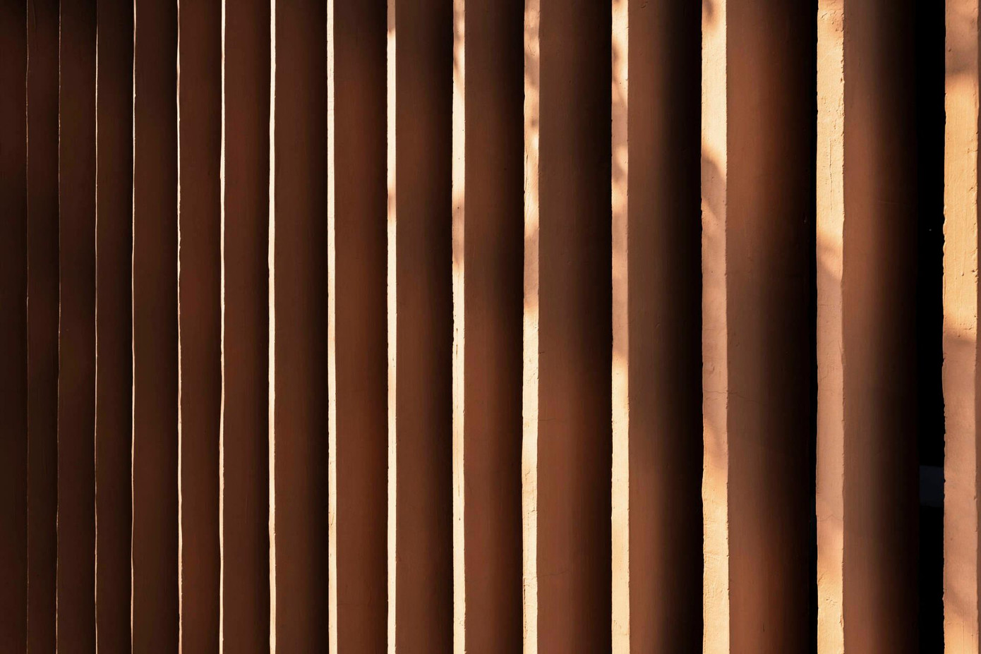 Ngoài ra, KTS còn bố trí các khe thoáng làm hàng rào để đảm bảo sự riêng tư cho gia đình mà vẫn giúp không gian được thông thoáng.