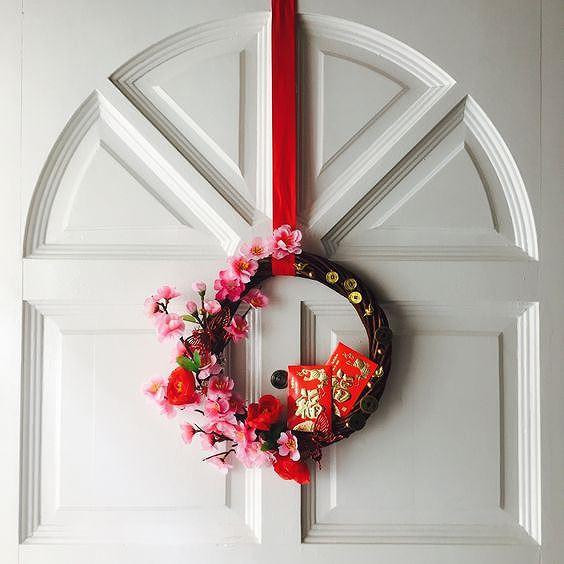 Ngoài ra, gia chủ có thể sử dụng vòng hoa đào kết hợp với lì xì đỏ treo ở cửa để Tết hiện hữu khắp nơi trong căn hộ.