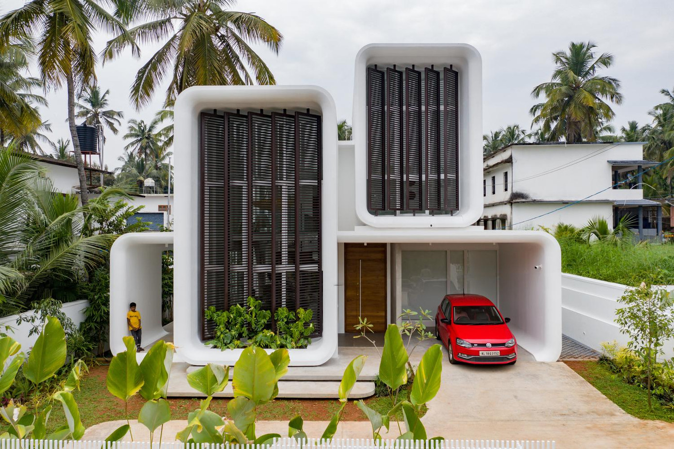 Ngôi nhà này ra đời dựa trên ý tưởng về không gian sống độc đáo, hấp dẫn về mặt thẩm mỹ, thoải mái khi ở, mở ra bên ngoài, đồng thời duy trì cảm giác an toàn và riêng tư trong khu dân cư. Ngôi nhà này ra đời dựa trên ý tưởng về không gian sống độc đáo, hấp dẫn về mặt thẩm mỹ, thoải mái khi ở, mở ra bên ngoài, đồng thời duy trì cảm giác an toàn và riêng tư trong khu dân cư.