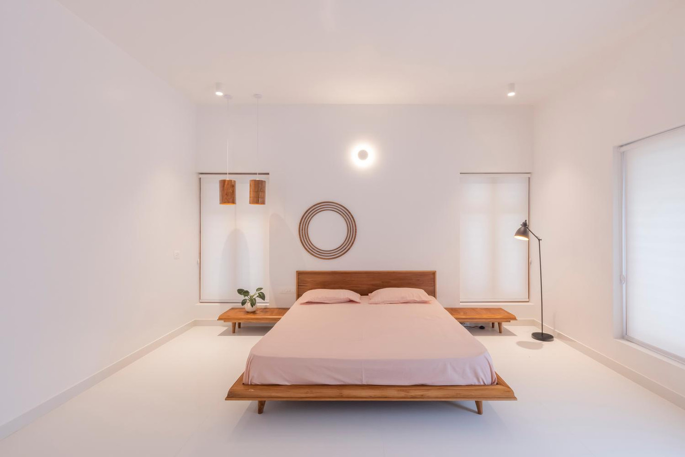 Phòng ngủ lớn bày biện tối giản để tập trung vào việc nghỉ ngơi, thư giãn. Phòng ngủ lớn bày biện tối giản để tập trung vào việc nghỉ ngơi, thư giãn.